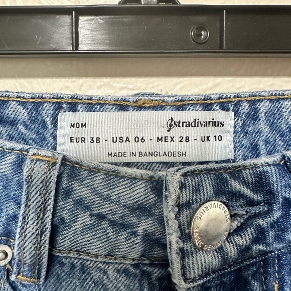 Stradivarius Womens Size 6‎ Blue Distressed High-Rise Button Fly Mom Jeans - Picture 4 of 6